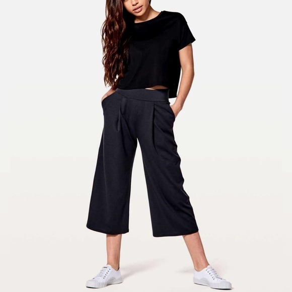 Lululemon Pleated Wide Leg Pants Size 6 - Picture 1 of 6
